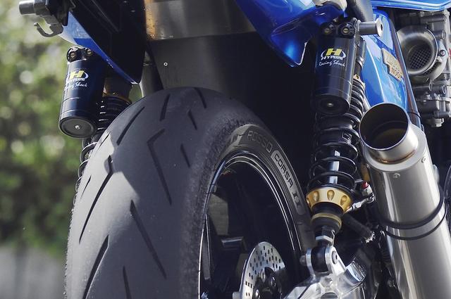 画像: リアショックはハイパープロ。ホイールはアクティブ・アルミ鍛造品のゲイルスピードType-R、3.50-17/5.50-17サイズでZRX1100のノーマル(5.00-17)からはリアが1サイズアップ。タイヤはピレリ・ディアブロロッソコルサⅢで120/70ZR17・180/55ZR17を履いている