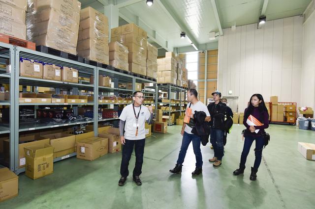 画像: ここは出荷前の商品を管理する倉庫の一部。写真ではお見せできないトコも色々見学してきました!