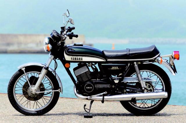 画像: ほぼ共通の車体の兄弟車であるRD250 の12L のタンクに対し、この350 は16L の容量。両サイドの「YAMAHA」エンブレムはステッカーではなくプラスチック製の立体タイプ。左サイドカバーは2 ストエンジンオイルのタンクを兼ねている。