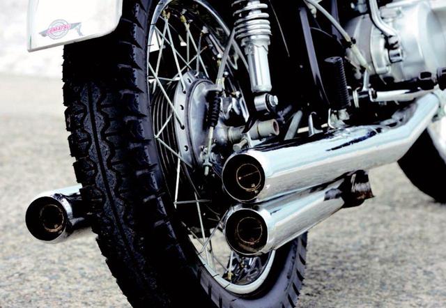 画像: スラリと水平ラインに伸びた3 本マフラーが初期型マッハのチャームポイント。右下が中央シリンダーのマフラーだ。
