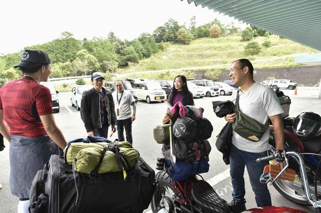 画像: 個性的なバイクを見て笑顔になる皆さん。本当にバイクが好きなんだと伝わってきます。