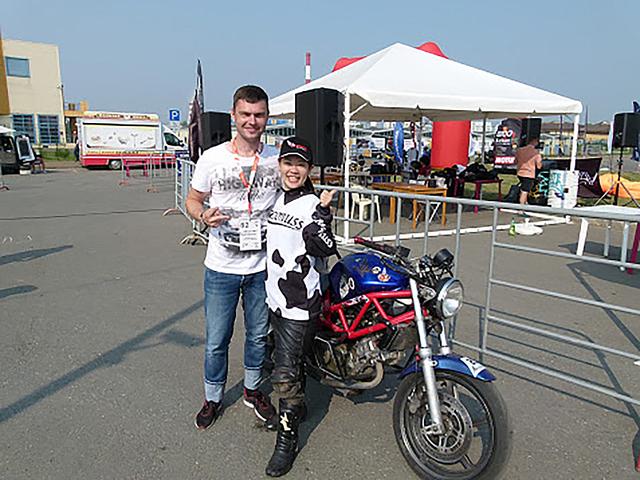 画像: 私に4日間バイクを貸してくれたエヴゲニーさんと。