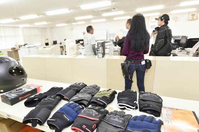 画像: 商品を実際に手に取って確認できるスペース。お問い合わせが来た時に便利なんだそうです。