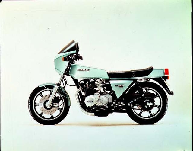 画像: ●空冷4ストDOHC2バルブ並列4気筒●1015㏄●90PS/8000rpm●8.7㎏-m/7000rpm●246㎏●3.50-18・4.00-18●輸出車