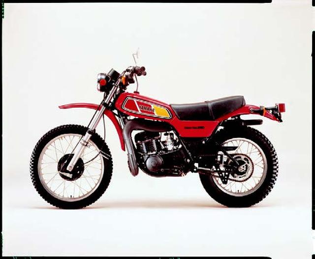 画像: ●空冷2スト・ピストンリードバルブ単気筒●246cc●21PS/6000rpm●2.5kg-m/5500rpm●118kg●3.00-21・4.00-18●25万9000円