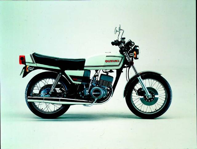 画像: ●空冷2スト・パワーリードバルブ並列2気筒●247.3cc●30PS/8000rpm●2.9kg-m/7000rpm●126kg●3.00-18・3.25-18●27万9000円