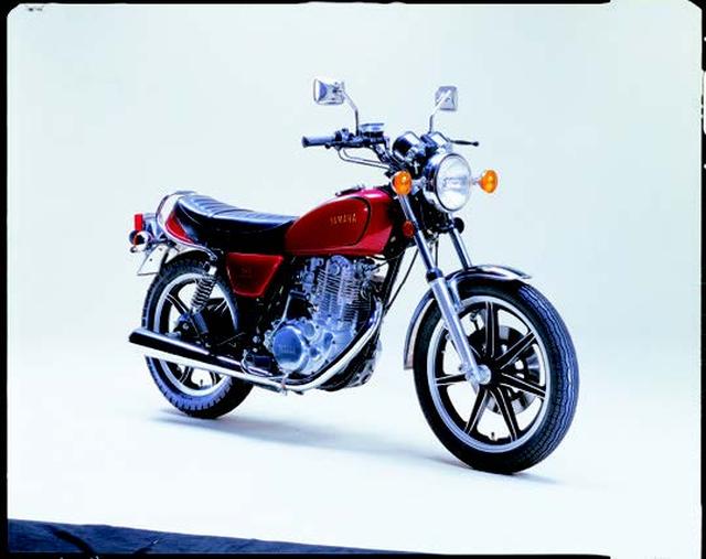 画像: ●空冷4ストOHC2バルブ単気筒●399cc●27PS/7000rpm●3.0kg-m/6500rpm●161kg●3.25-19・4.00-18●34万円