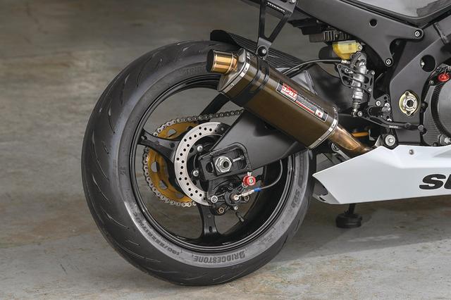 画像: 排気系はヨシムラのスリップオン・カーボンを装着。タイヤはブリヂストンのS22でサイズは120/70ZR17/190/50ZR17を履く。