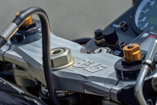 画像: 車両番号(シリアルナンバー)が入る1135Rアイデンティティのトップブリッジはそのまま。フロントマスターシリンダーは、ブレンボラジアル+ZETAレバーの組み合わせ。