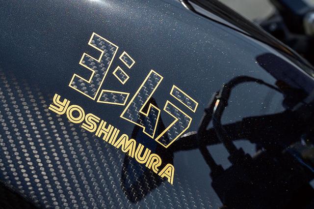 画像: この1135R/002ではトップ側を1135Rの漆黒、ロア側と「ヨシムラ」の追加ロゴ内にカーボン地が出るように、サイドワインダーズが凝ったペイントを施している。