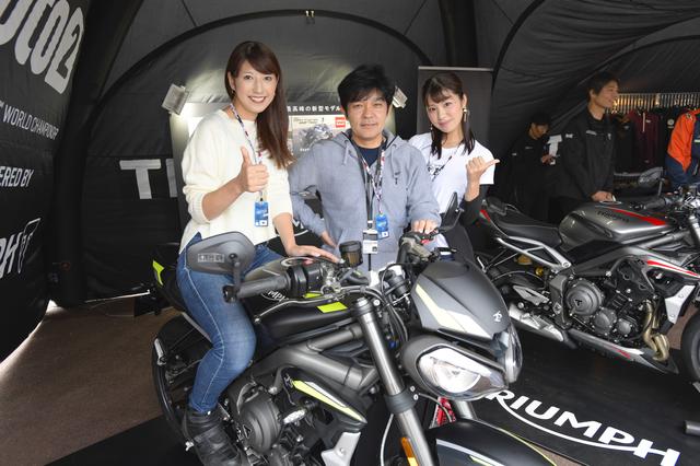 画像: トライアンフブースでは、元WGP250チャンピオンの原田哲也さんに遭遇! 一緒に写真を取らせて頂きました!