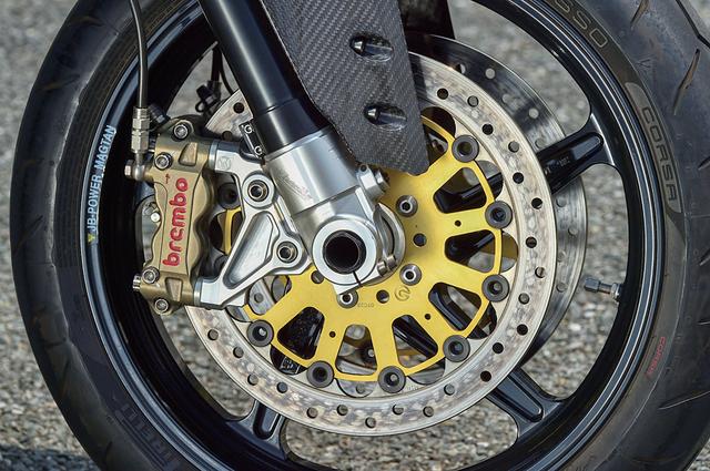 画像: フロントフォークは1135R純正のGSX-R600改から、同じφ45mmのCB1300SF純正インナー+CBR900RRアウター+ウイリー特注ボトムピースに変更している。