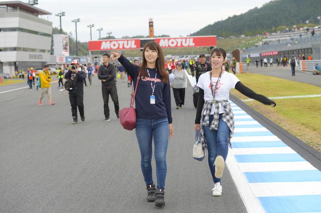 画像: MotoGPクラス決勝後のイベント「コースウォーク」。この時間帯は、自由にコースを歩くことができるんです!