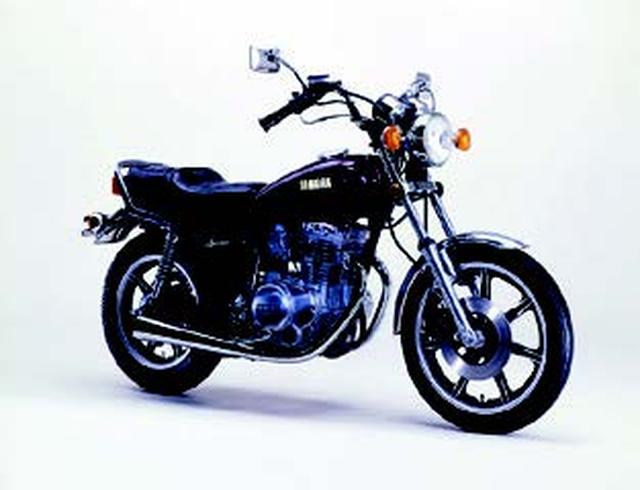 画像: ●空冷4ストOHC2バルブ並列2気筒●391cc●37PS/8800rpm●3.2kg-m/8000rpm●166kg●3.00-18・120/90-16●34万円