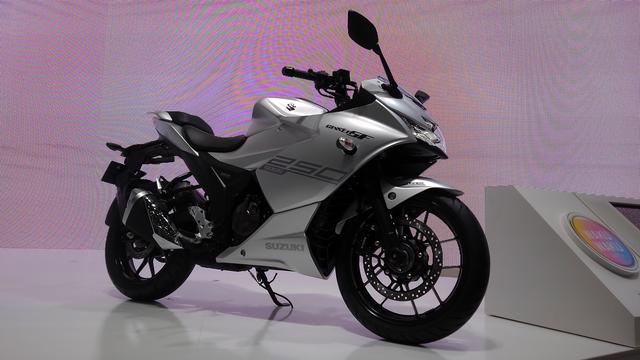 画像4: スズキブースでは油冷エンジンを採用した250ccモデルが目玉に!