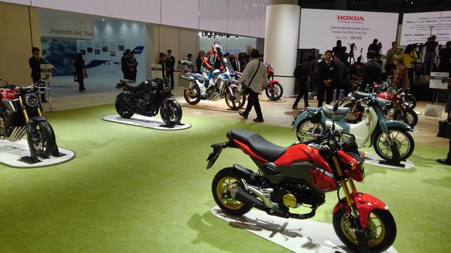 画像: バイクはまたがりOKの展示となっています。