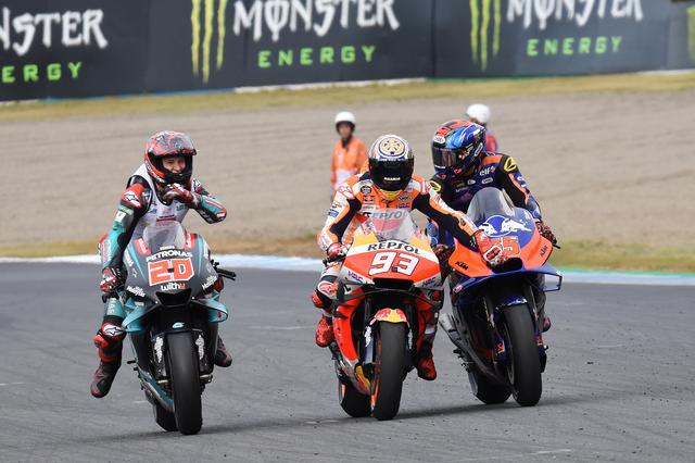 画像: 決勝レース終わり、マルク・マルケスはガス欠でクールダウンラップできず。最高の燃費計算というか、ギリギリ過ぎるというか、危なかったねー……。ハフィス・シャリーンに押してもらってピットまで帰還しました