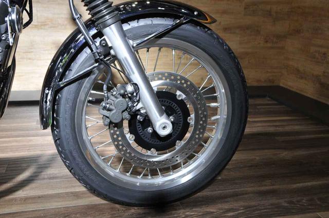 画像: フロントホイールは19インチが再び採用されました。(2016年モデルまでと同サイズ)また、ABSを採用し、フロントフォークのインナーチューブ径はφ41mmになっています。
