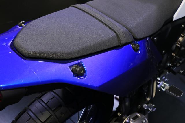 画像: ノーマル状態でも荷物が積みやすい! 荷かけボルトがうまく搭載されています。リアシートもフラットで座面の幅もまずまずといえるでしょう。