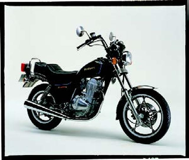 画像: ●空冷4ストOHC2バルブ単気筒●396cc●27PS/7500rpm●3.0kg-m/5000rpm●139.6kg●3.00-18・4.60-16●32万2000円