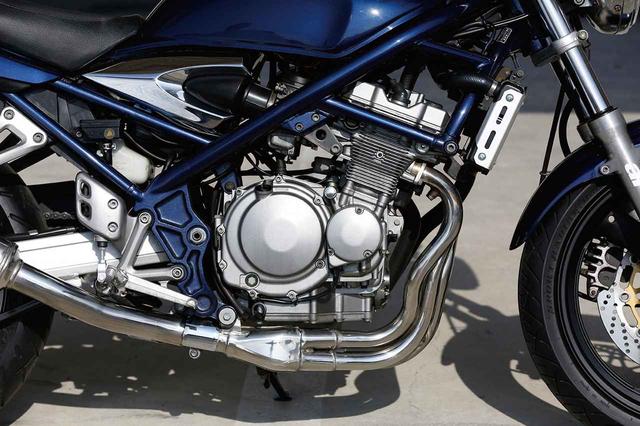 画像: GSX-R250用水冷エンジンがベースだが、ネイキッドに搭載されることを意識しシリンダーにはフィンが追加されている。写真のスタンダード仕様も、可変バルタイ機構付きの250Vも、当時の自主規制により最高出力自体は同じ。