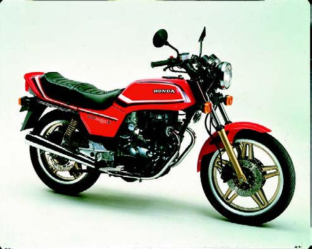 画像: ●空冷4ストOHC3バルブ並列2気筒●395cc●40PS/9500rpm●3.2kg-m/8000rpm●173kg●3.60-19・4.10-18●39万8000円