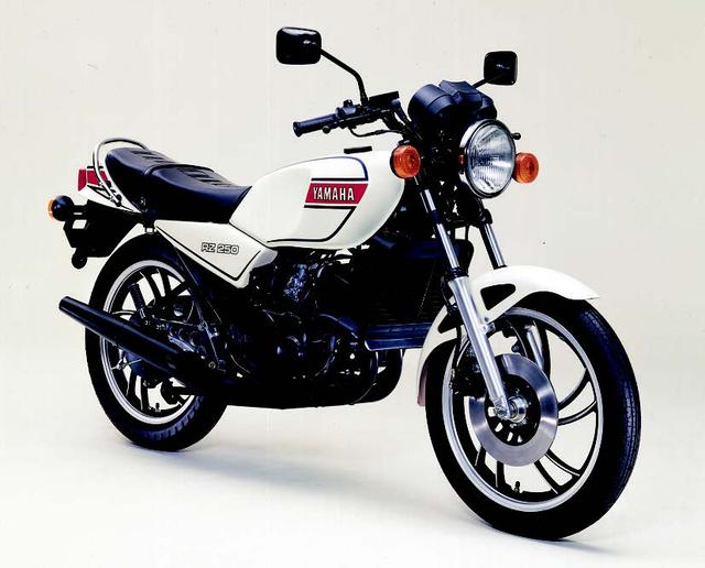 画像: ●水冷2スト・ピストンリードバルブ並列2気筒●247cc●35PS/8500rpm●3.0kg-m/8000rpm●139kg●3.00-18・3.50-18●35万4000円