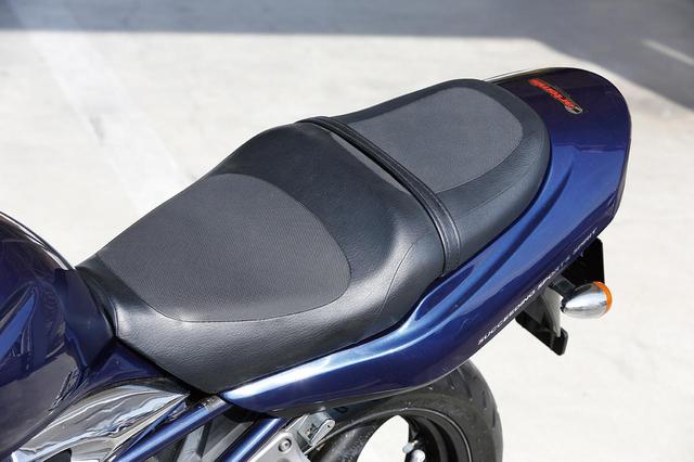 画像: 跳ね上がったテールカウルに備わるシートは、タンデムシートまで一体化されたデザイン。全体にクッションが効いた造りに加え、表皮の処理や、座面の形状の工夫によってホールド性や快適性が充分確保されている。