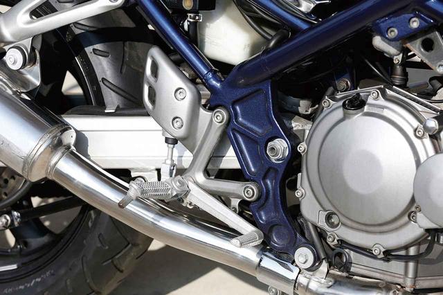 画像: ステップはレプリカモデルほどではないが、やや後退した位置とされていて、スポーティな走りに対応。フレームと別体にされたステップホルダーまわりの造りなども、古典的なネイキッドモデルとは異なる部分。