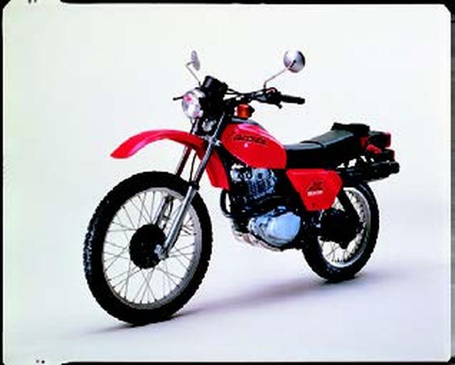 画像: ●空冷4ストOHC4バルブ単気筒●497cc●31PS/6500rpm●3.8kg-m/5000rpm●142kg●3.00-23・4.60-18●38万5000円