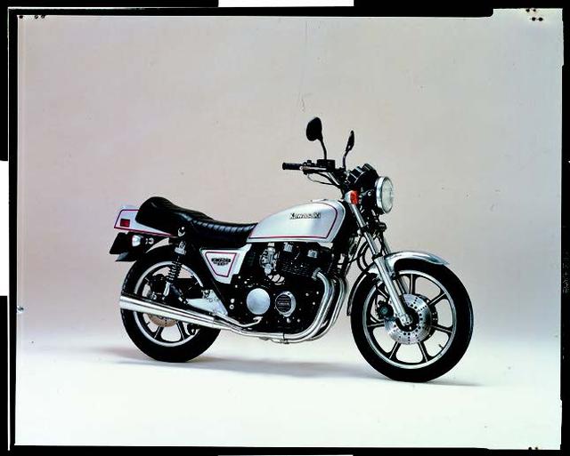 画像: ●空冷4ストDOHC2バルブ並列4気筒●738cc●67PS/9500rpm●5.6kg-m/7500rpm●210kg●3.25-19・4.00-18●51万5000円