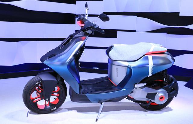 画像: 電動スクーター「E02」。参考出品ですが完成度は高く、E-Vinoに続く原付一種相当のEVモデルとして市販化も期待したい!