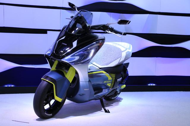 画像: モーターの定格出力が原付二種(125cc)に相当する電動バイクも登場。上の「E02」の兄弟車「E01」。