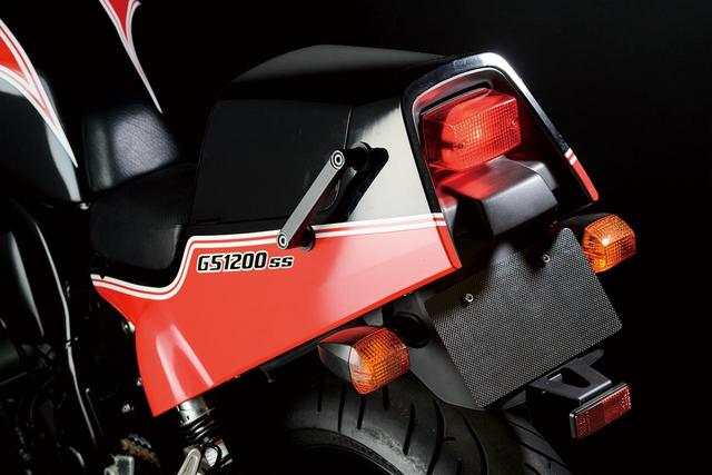 画像: テールカウルが初代GSX-R750とよく似ているが、それは20年の時を隔てて生まれた両車が、どちらも1980年代前半の耐久レーサー・GS1000Rをモチーフにデザインされているため。撮影車両はオプションの「ボックスシートテール」が装着されている。