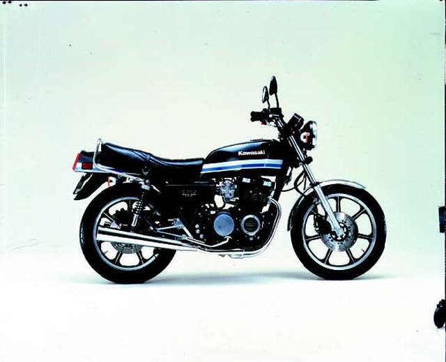 画像: ●空冷4ストDOHC2バルブ並列4気筒●738cc●67PS/9500rpm●5.6kg-m/7500rpm●211kg●3.25-19・4.00-18●55万5000円