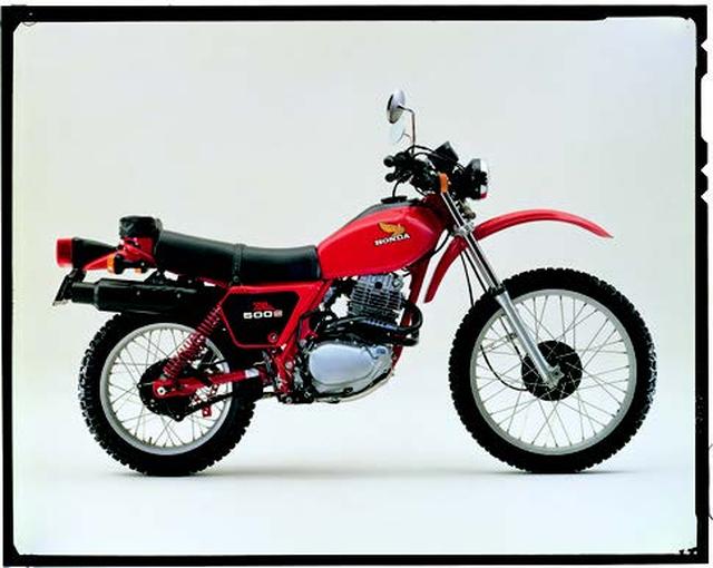 画像: ●空冷4ストOHC4バルブ単気筒●497cc●31PS/6500rpm●3.8kg-m/5000rpm●141kg●3.00-23・4.60-18●38万5000円s