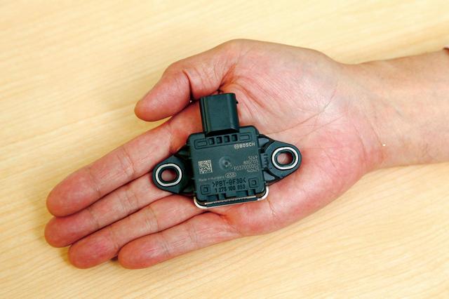 画像: 最新のスーパースポーツに搭載されているIMU(イナーシャル・メジャーメント・ユニット)と略される慣性計測装置。バイクが上下前後左右に対し、どう動いているかを把握する計測装置である。元々は四輪車用のESC(横滑り防止装置)向けとして開発されたのが最初。あくまで計測装置なので、そのデータをどんな制御に使用するかは、また別の話となる。
