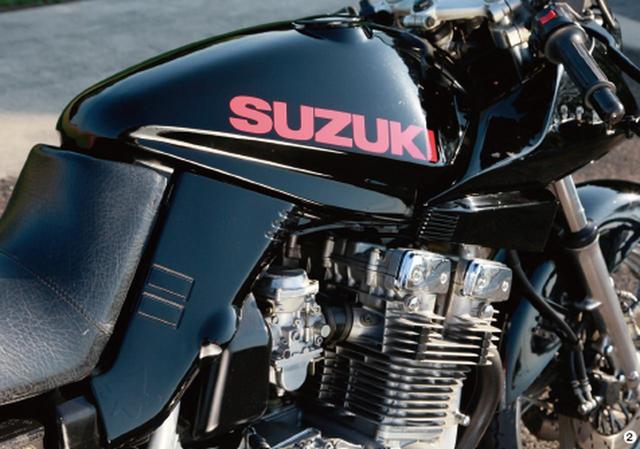 画像: ▲エンジン、キャブレターはノーマル。外装パーツは黒ペイントされ、SUZUKI ロゴは赤。この組み合わせが、カタナファンの間で大流行した。