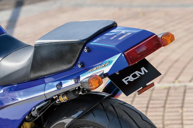 画像: ペイントはYFデザインが担当。テールカウル上にはGPZ900Rエンジンベースによる「スポーツパッケージTYPE-R」のエンブレムも組み込まれる。