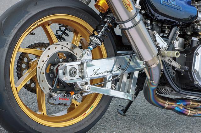 画像: スイングアームはウイリーによるアルミ目の字断面材製で下側ブレース付き。タイヤはBRIDGESTONE RS10の120/70・190/55。