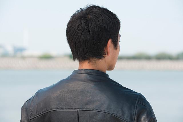 画像: フードを外すとスタンドカラーのロング丈ライダースとなり、違った雰囲気の着こなしが楽しめる。