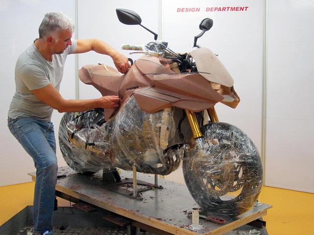 画像: GSX-S1000をベースにクレイモデルを制作するフラスコーリ氏。外装パーツはこのクレイモデルを3次元測定して制作された。