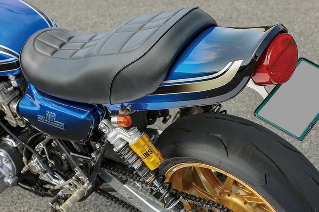 画像: 外装は'74年型Z1のタイガーパターンをブルーで作り、ラインにもグラデーションを取り込んででオリジナルペイントしている。