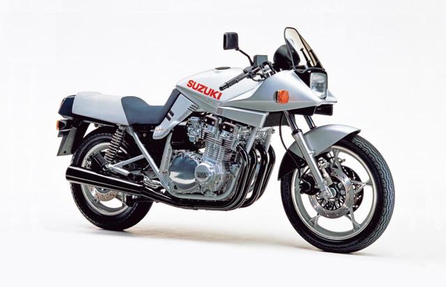画像: ▲ブラック・カタナのベースとなったのが、この初代SZ型・GSX1100S KATANA(1982)、1981年のケルンショーでプロトタイプが発表され、81年秋に世界で1982年モデルとして市販された。「ケルンの衝撃」と言われた歴史に残る名モデルだ。