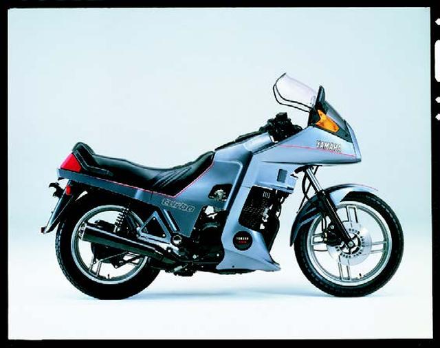 画像: ●空冷4ストDOHC2バルブ並列4気筒●653cc●90PS/9000rpm●8.33kg-m/7000rpm●230kg●3.25-19・120/90-18●輸出車