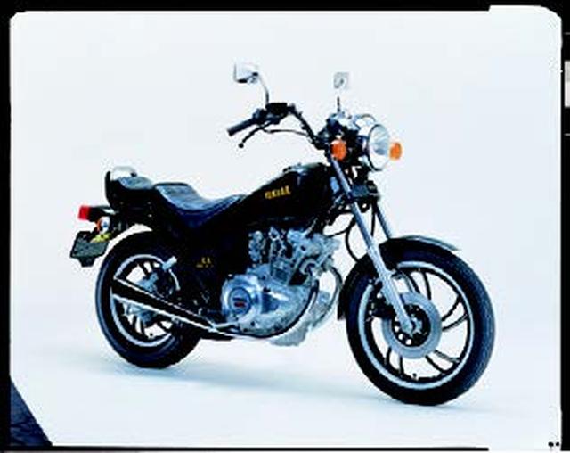 画像: ●空冷4ストDOHC4バルブ並列2気筒●249cc●27PS/10000rpm●2.2kg-m/8000rpm●163kg●3.00-19・130/90-16●34万9000円s