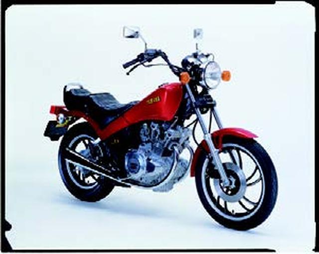 画像: ●空冷4ストDOHC2バルブ並列2気筒●399cc●40PS/9500rpm●3.2kg-m/8000rpm●165kg●3.00-19・130/90-16●38万5000円