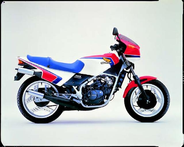 画像: ●水冷2スト・ピストンリードバルブV型3気筒●249cc●40PS/9000rpm●3.2kg-m/8500rpm●138kg●100/90-16・110/80-18●42万8000円