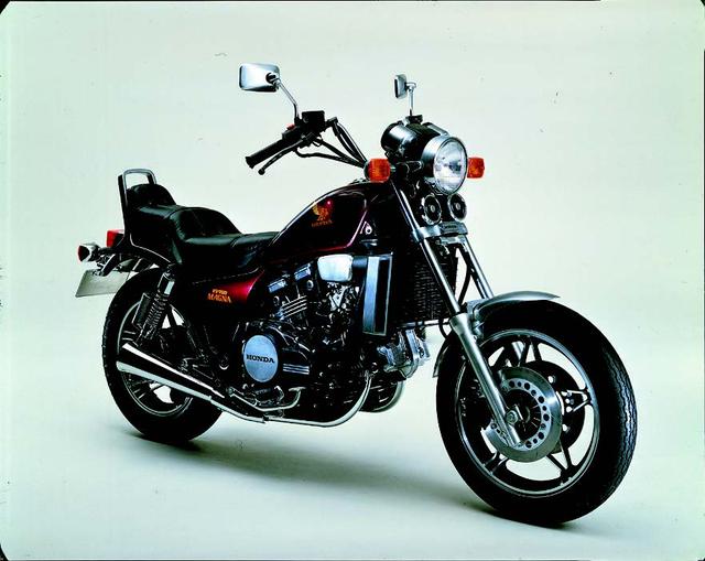 画像: ●水冷4ストDOHC4バルブV型4気筒●748cc●72PS/9500rpm●6.1kg-m/7500rpm●219kg●110/90-18・130-90-17●67万円