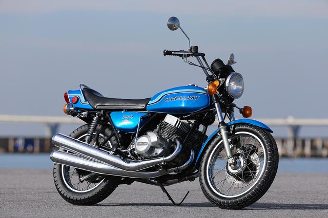 画像: カワサキ 750SS 発売年月:1971年10月/発売時価格:36万5000円 デビュー当時、世界最高の72馬力を発生する空冷2スト搭載の快速マシン。4000回転を超えてからの加速は凄まじく、月刊オートバイのインプレには「乗りようによってはレーシングマシンそのものの実力さえ出せる。乗りこなすにはそれ相応のテクニックとハートが必要で、充分安全を確保できる大人のライダーでなければ750SSに乗る資格はない」と断言された。
